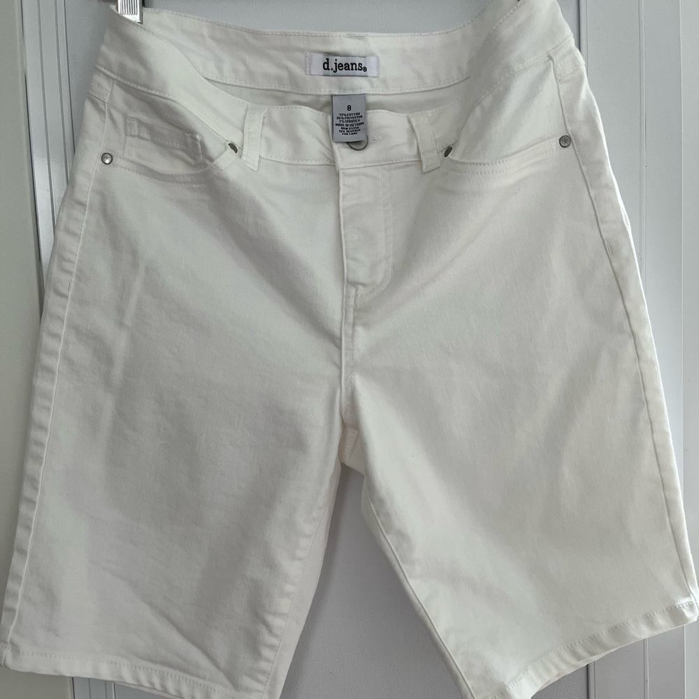 White Bermuda shorts, length from waist to bottom of short is 19 inches